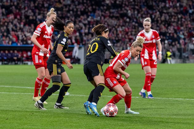 Kampf um den Ball Zweikampf zwischen Linda Dallmann (FC Bayern Muenchen Frauen, 10) und Hinata Miyazawa Manchester United, ManU WFC, 20) GER, FC Bayern Muenchen vs. Manchester United W.F.C., Fussball, UEFA Womans Champions League, Viertelfinale Rueckspiel, Saison 2025 2026, 01.04.2026. GER, FC Bayern Muenchen vs. Manchester United W.F.C., Fussball, UEFA Womans Champions League, Viertelfinale Rueckspiel, Saison 2025 2026, 01.04.2026. Muenchen Copyright: xEibner-Pressefoto HeikexFeinerx EP_HFR
