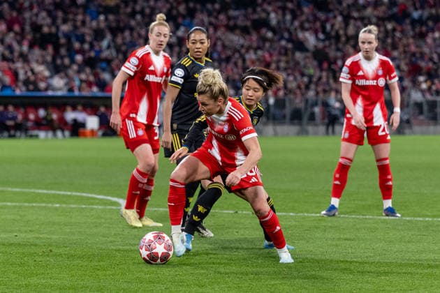 Kampf um den Ball Zweikampf zwischen Linda Dallmann (FC Bayern Muenchen Frauen, 10) und Hinata Miyazawa Manchester United, ManU WFC, 20) GER, FC Bayern Muenchen vs. Manchester United W.F.C., Fussball, UEFA Womans Champions League, Viertelfinale Rueckspiel, Saison 2025 2026, 01.04.2026. GER, FC Bayern Muenchen vs. Manchester United W.F.C., Fussball, UEFA Womans Champions League, Viertelfinale Rueckspiel, Saison 2025 2026, 01.04.2026. Muenchen Copyright: xEibner-Pressefoto HeikexFeinerx EP_HFR