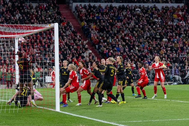 Glodis Perla Viggosdottir (FC Bayern Muenchen Frauen, 04) bei ihrem Tor zum 1:1 - Ausgleich GER, FC Bayern Muenchen vs. Manchester United, ManU W.F.C., Fussball, UEFA Womans Champions League, Viertelfinale Rueckspiel, Saison 2025 2026, 01.04.2026. GER, FC Bayern Muenchen vs. Manchester United W.F.C., Fussball, UEFA Womans Champions League, Viertelfinale Rueckspiel, Saison 2025 2026, 01.04.2026. Muenchen Copyright: xEibner-Pressefoto HeikexFeinerx EP_HFR