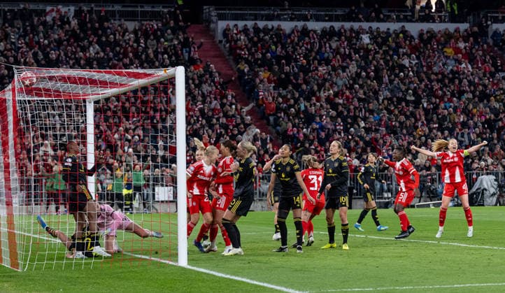 Glodis Perla Viggosdottir (FC Bayern Muenchen Frauen, 04) bei ihrem Tor zum 1:1 - Ausgleich GER, FC Bayern Muenchen vs. Manchester United, ManU W.F.C., Fussball, UEFA Womans Champions League, Viertelfinale Rueckspiel, Saison 2025 2026, 01.04.2026. GER, FC Bayern Muenchen vs. Manchester United W.F.C., Fussball, UEFA Womans Champions League, Viertelfinale Rueckspiel, Saison 2025 2026, 01.04.2026. Muenchen Copyright: xEibner-Pressefoto HeikexFeinerx EP_HFR