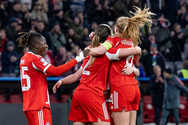 Bernadette Amani (FC Bayern Muenchen Frauen, 15), Vanessa Gilles (FC Bayern Muenchen Frauen, 02) und Franziska Kett (FC Bayern Muenchen Frauen, 20) bejubeln mit Glodis Perla Viggosdottir (FC Bayern Muenchen Frauen, 04) deren Tor zum 1:1 - Ausgleich GER, FC Bayern Muenchen vs. Manchester United, ManU W.F.C., Fussball, UEFA Womans Champions League, Viertelfinale Rueckspiel, Saison 2025 2026, 01.04.2026. GER, FC Bayern Muenchen vs. Manchester United W.F.C., Fussball, UEFA Womans Champions League, Viertelfinale Rueckspiel, Saison 2025 2026, 01.04.2026. Muenchen Copyright: xEibner-Pressefoto HeikexFeinerx EP_HFR