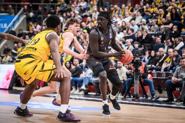 Aher Uguak (Niners Chemnitz, 01) vs. Julis Baumer (MHP RIESEN Ludwigsburg, 37) und Maxwell Dongmo Temoka (MHP RIESEN Ludwigsburg, 39) GER, MHP Riesen Ludwigsburg vs. Niners Chemnitz, Basketball Bundesliga, easycredit BBL, 27. Spieltag, Spielzeit 2025 2026, 01.04.2026 GER, MHP Riesen Ludwigsburg vs. Niners Chemnitz, Basketball Bundesliga, easycredit BBL, 27. Spieltag, Spielzeit 2025 2026, 01.04.2026 Ludwigsburg Copyright: xSandyxDinkelackerx EP_SDR