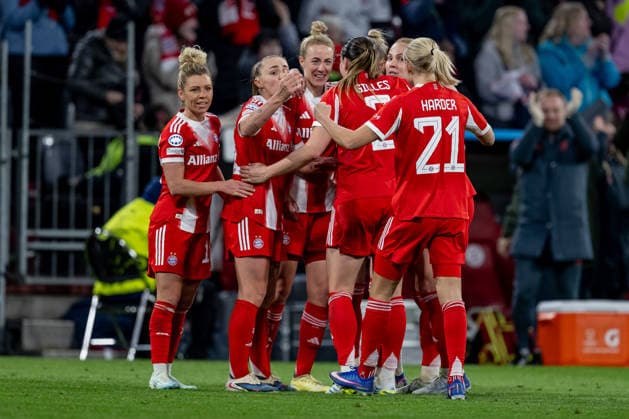 Die Muenchnerinnen bejubeln mit Glodis Perla Viggosdottir (FC Bayern Muenchen Frauen, 04) deren Tor zum 1:1 - Ausgleich GER, FC Bayern Muenchen vs. Manchester United, ManU W.F.C., Fussball, UEFA Womans Champions League, Viertelfinale Rueckspiel, Saison 2025 2026, 01.04.2026. GER, FC Bayern Muenchen vs. Manchester United W.F.C., Fussball, UEFA Womans Champions League, Viertelfinale Rueckspiel, Saison 2025 2026, 01.04.2026. Muenchen Copyright: xEibner-Pressefoto HeikexFeinerx EP_HFR