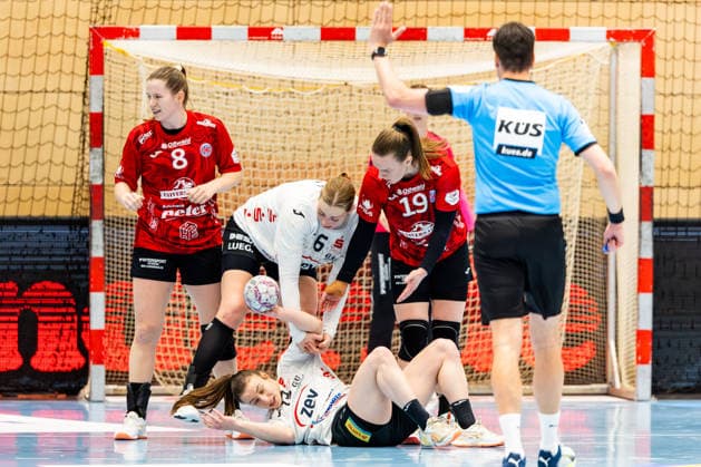 01.04.2026, GER, Handball, Frauen, Saison 2025 2026, Alsco 1.Bl, 20.Spieltag, Thueringer HC - BSV Sachsen Zwickau Jasmina Gierga (BSV Sachsen Zwickau), Laura Szabo (BSV Sachsen Zwickau), Luca Farago (Thueringer HC,19), Julie Holm (Thueringer HC,8) 99947 Bad Langensalza Salza Halle Sporthalle Mehrz Thüringen Deutschland