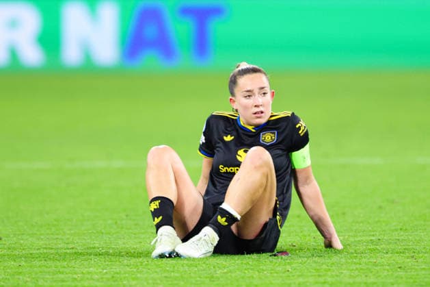 Maya Le Tissier (4, Manchester United, ManU , traurig, sitzt auf dem Rasten beim Spiel zwischen FC Bayern München v Manchester United, Fußball, Frauen, UEFA Womens Champions League, 2025 2026, 8.Spieltag Viertelfinale am 01.04.2026 in München, Allianz Arena. Bayern Deutschland