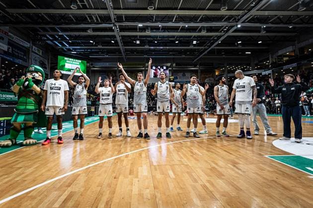 Die Gladiators feiern den Sieg, Vet Concept Gladiators Trier vs Fitness First Wuerzburg Baskets, Basketball, easyCredit BBL, 27. Spieltag, Saison 2025 2026, 01.04.2026 Vet Concept Gladiators Trier vs Fitness First Wuerzburg Baskets, Basketball, easyCredit BBL, 27. Spieltag, Saison 2025 2026, 01.04.2026 Copyright: xEibner-Pressefoto AlexanderxNeisx EP_ANS