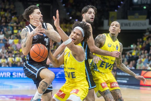 Oldenburg, Niedersachsen, DEU, 01.04.2026, Devon Daniels IV (links, Veolia Towers Hamburg) und Nicholas Tischler (links, EWE Baskets Oldenburg) mit Benedikt Turudic (rechts, Veolia Towers Hamburg) und Michale Kyser (rechts, EWE Baskets Oldenburg). EWE Baskets Oldenburg vs. Veolia Towers Hamburg. Basketball. 1. Basketball-Bundesliga Saison 2025 2026, 27. Spieltag, Grosse EWE Arena. EWE Baskets Oldenburg vs. Veolia Towers Hamburg