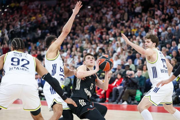 Nenad Dimitrijevic (FC Bayern Basketball, 00) mit Wade Baldwin (Fenerbahce Beko Istanbul, 02), Tarik Biberovic (Fenerbahce Beko Istanbul, 13) und Khem Birch (Fenerbahce Beko Istanbul, 92), GER, FC Bayern Basketball vs. Fenerbahce Beko Istanbul, Basketball, Euroleague, 35. Spieltag, Saison 2025 2026, 01.04.2026, GER, FC Bayern Basketball vs. Fenerbahce Beko Istanbul, Basketball, Euroleague, 35. Spieltag, Saison 2025 2026, 01.04.2026 Muenchen Copyright: xEibner-Pressefoto JennixMaulx EP_JML