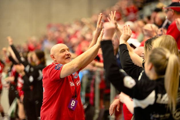 Herbert Mueller (Thueringer HC, Trainer) klatscht mit seiner Mannschaft ab. GER, Thueringer HC gegen BSV Sachsen Zwickau, Handball, Alsco Handball Bundesliga Frauen, 20. Spieltag, Saison 2025 2026, 01.04.2026 GER, Thueringer HC gegen BSV Sachsen Zwickau, Handball, Alsco Handball Bundesliga Frauen, 20. Spieltag, Saison 2025 2026, 01.04.2026 Bad Langensalza Copyright: xEibner-Pressefoto MartinxHerbstx EP_MHT