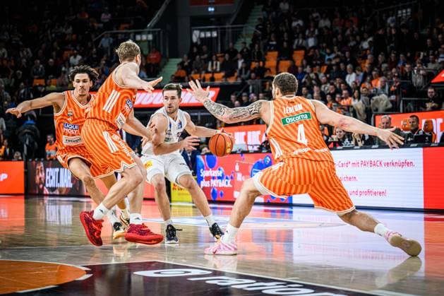 Neu Ulm, Deutschland, 01.04.26: Alec Anigbata (ratiopharm ulm), Christian Sengfelder (ratiopharm ulm), Spencer Reaves (Syntainics MBC) und Christopher Ledlum (ratiopharm ulm) im Zweikampf waehrend des Basketball Bundesliga Spiels zwischen ratiopharm ulm vs Syntainics MBC in der ratiopharm Arena am 01. April 2026 in Neu Ulm, Deutschland. (Foto von Harry Langer DeFodi Images) ratiopharm Arena, Germany, 01.04.26: Alec Anigbata (ratiopharm ulm), Christian Sengfelder (ratiopharm ulm), Spencer Reaves (Syntainics MBC) und Christopher Ledlum (ratiopharm ulm) battle for the ball during the Basketball Bundesliga match between ratiopharm ulm vs Syntainics MBC at Neu Ulm on April 1, 2026 in ratiopharm Arena, Germany. (Photo by Harry Langer DeFodi Images) (Photo by Harry Langer DeFodi Images) -
