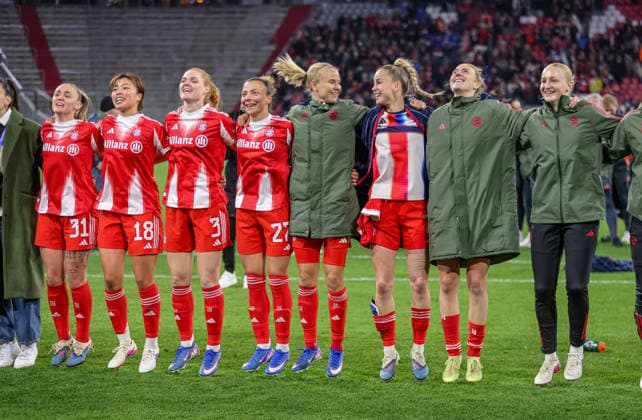GER, München, Bayern München vs Manchester United, ManU Women s Champions League, Fussball, UEFA, Spielzeit 2025 2026, Allianz Arena, Viertelfinale, Rückspiel im Bild: Freude, Emotionen nach dem Sieg von den FC Bayern München Frauen nach dem Erfolg 2:1 nach Toren gegen Manchester United DFB DFL REGULATIONS PROHIBIT ANY USE OF PHOTOGRAPHS AS IMAGE SEQUENCES AND OR QUASI-VIDEO, 01.04.2026 Copyright: HMBxMedia HendrikxHamelau