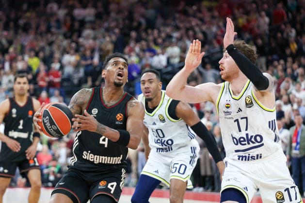 Xavier Rathan-Mayes (FC Bayern Basketball, 04) mit Bonzie Colson (Fenerbahce Beko Istanbul, 50) und Onuralp Bitim (Fenerbahce Beko Istanbul, 17), GER, FC Bayern Basketball vs. Fenerbahce Beko Istanbul, Basketball, Euroleague, 35. Spieltag, Saison 2025 2026, 01.04.2026, GER, FC Bayern Basketball vs. Fenerbahce Beko Istanbul, Basketball, Euroleague, 35. Spieltag, Saison 2025 2026, 01.04.2026 Muenchen Copyright: xEibner-Pressefoto JennixMaulx EP_JML