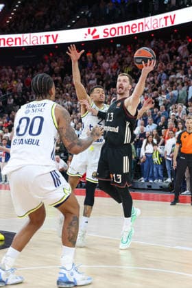 Andreas Obst (FC Bayern Basketball, 13) mit Wade Baldwin (Fenerbahce Beko Istanbul, 02) und Armando Bacot (Fenerbahce Beko Istanbul, 00), GER, FC Bayern Basketball vs. Fenerbahce Beko Istanbul, Basketball, Euroleague, 35. Spieltag, Saison 2025 2026, 01.04.2026, GER, FC Bayern Basketball vs. Fenerbahce Beko Istanbul, Basketball, Euroleague, 35. Spieltag, Saison 2025 2026, 01.04.2026 Muenchen Copyright: xEibner-Pressefoto JennixMaulx EP_JML
