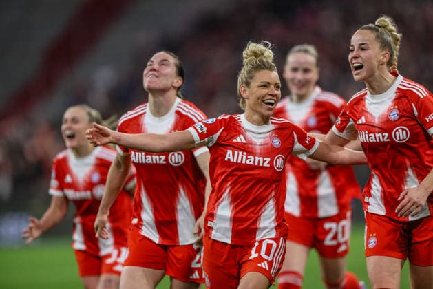 GER, München, Bayern München vs Manchester United, ManU Women s Champions League, Fussball, UEFA, Spielzeit 2025 2026, Allianz Arena, Viertelfinale, Rückspiel im Bild: Linda Dallmann (Bayern München 10), 2:0, Tor, Freude, Jubel und Emotion, goal scored, Giulia Gwinn (Bayern München 7) DFB DFL REGULATIONS PROHIBIT ANY USE OF PHOTOGRAPHS AS IMAGE SEQUENCES AND OR QUASI-VIDEO, 01.04.2026 Copyright: HMBxMedia HendrikxHamelau