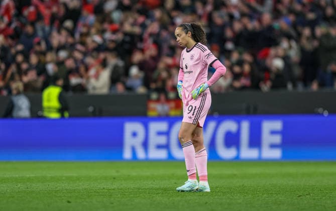 GER, München, Bayern München vs Manchester United, ManU Women s Champions League, Fussball, UEFA, Spielzeit 2025 2026, Allianz Arena, Viertelfinale, Rückspiel im Bild: Phallon Tullis-Joyce (Manchester United Frauen 91) after lose, emotions, Trauer und Frust, Emotionen nach der Niederlage DFB DFL REGULATIONS PROHIBIT ANY USE OF PHOTOGRAPHS AS IMAGE SEQUENCES AND OR QUASI-VIDEO, 01.04.2026 Copyright: HMBxMedia HendrikxHamelau