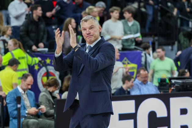 Saras Jasikevicius (Fenerbahce Beko Istanbul, Cheftrainer) applaudiert den Fans nach dem Spiel, GER, FC Bayern Basketball vs. Fenerbahce Beko Istanbul, Basketball, Euroleague, 35. Spieltag, Saison 2025 2026, 01.04.2026, GER, FC Bayern Basketball vs. Fenerbahce Beko Istanbul, Basketball, Euroleague, 35. Spieltag, Saison 2025 2026, 01.04.2026 Muenchen Copyright: xEibner-Pressefoto JennixMaulx EP_JML
