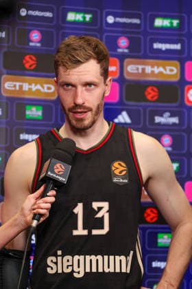 Andreas Obst (FC Bayern Basketball, 13) beim Interview nach dem Spiel, GER, FC Bayern Basketball vs. Fenerbahce Beko Istanbul, Basketball, Euroleague, 35. Spieltag, Saison 2025 2026, 01.04.2026, GER, FC Bayern Basketball vs. Fenerbahce Beko Istanbul, Basketball, Euroleague, 35. Spieltag, Saison 2025 2026, 01.04.2026 Muenchen Copyright: xEibner-Pressefoto JennixMaulx EP_JML