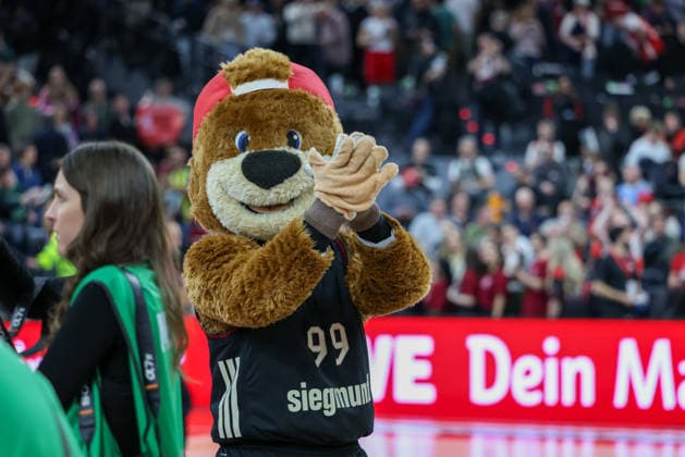 Maskottchen Ben applaudiert nach dem Sieg, GER, FC Bayern Basketball vs. Fenerbahce Beko Istanbul, Basketball, Euroleague, 35. Spieltag, Saison 2025 2026, 01.04.2026, GER, FC Bayern Basketball vs. Fenerbahce Beko Istanbul, Basketball, Euroleague, 35. Spieltag, Saison 2025 2026, 01.04.2026 Muenchen Copyright: xEibner-Pressefoto JennixMaulx EP_JML