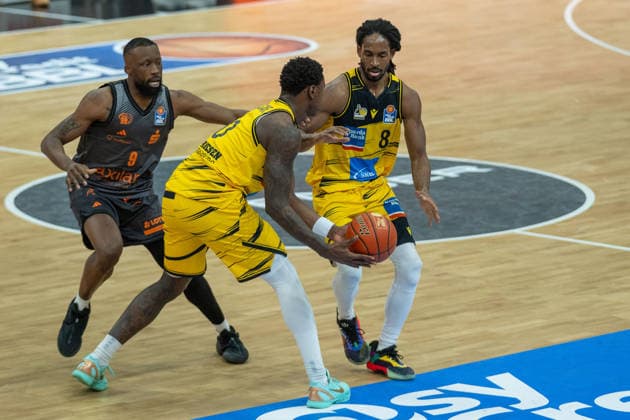 John Newman III (Niners Chemnitz, 09), Babacar Sane (MHP RIESEN Ludwigsburg, 00), Terrell Harris (MHP RIESEN Ludwigsburg, 08), GER, MHP RIESEN Ludwigsburg vs. Niners Chemnitz, Basketball Bundesliga, easycredit BBL, 27. Spieltag, Spielzeit 2025 2026, 01.04.2026, GER, MHP RIESEN Ludwigsburg vs. Niners Chemnitz, Basketball Bundesliga, easycredit BBL, 27. Spieltag, Spielzeit 2025 2026, 01.04.2026 Ludwigsburg Copyright: xEibner-Pressefoto SaschaxWaltherx EP_EER