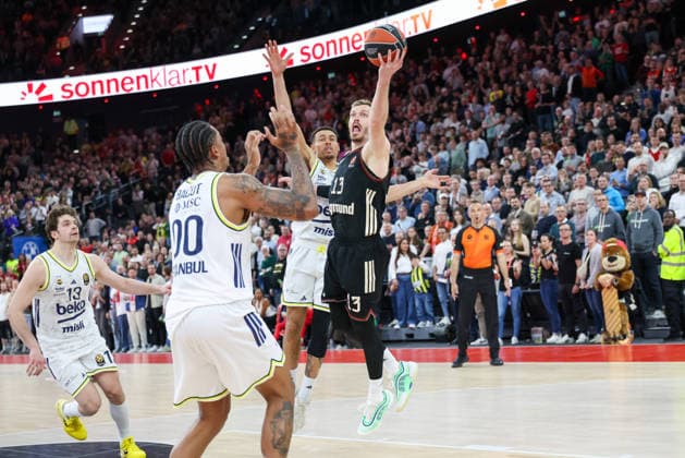 Andreas Obst (FC Bayern Basketball, 13) mit Wade Baldwin (Fenerbahce Beko Istanbul, 02), GER, FC Bayern Basketball vs. Fenerbahce Beko Istanbul, Basketball, Euroleague, 35. Spieltag, Saison 2025 2026, 01.04.2026, GER, FC Bayern Basketball vs. Fenerbahce Beko Istanbul, Basketball, Euroleague, 35. Spieltag, Saison 2025 2026, 01.04.2026 Muenchen Copyright: xEibner-Pressefoto JennixMaulx EP_JML
