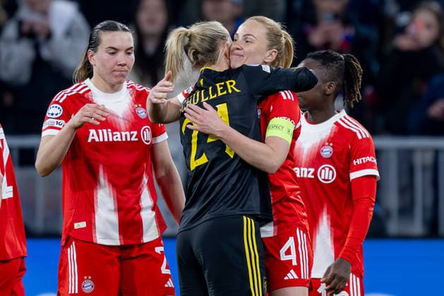 Umarmung der Ex-Muenchnerin Lea Schueller Manchester United, ManU WFC, 24) mit Glodis Perla Viggosdottir (FC Bayern Muenchen Frauen, 04) nach dem Spiel, dahinter Vanessa Gilles (FC Bayern Muenchen Frauen, 02) GER, FC Bayern Muenchen vs. Manchester United W.F.C., Fussball, UEFA Womans Champions League, Viertelfinale Rueckspiel, Saison 2025 2026, 01.04.2026. GER, FC Bayern Muenchen vs. Manchester United W.F.C., Fussball, UEFA Womans Champions League, Viertelfinale Rueckspiel, Saison 2025 2026, 01.04.2026. Muenchen Copyright: xEibner-Pressefoto HeikexFeinerx EP_HFR