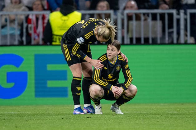 Lea Schueller Manchester United, ManU WFC, 24) troestet Jess Park (Manchester United WFC, 08) nach der Niederlage GER, FC Bayern Muenchen vs. Manchester United W.F.C., Fussball, UEFA Womans Champions League, Viertelfinale Rueckspiel, Saison 2025 2026, 01.04.2026. GER, FC Bayern Muenchen vs. Manchester United W.F.C., Fussball, UEFA Womans Champions League, Viertelfinale Rueckspiel, Saison 2025 2026, 01.04.2026. Muenchen Copyright: xEibner-Pressefoto HeikexFeinerx EP_HFR