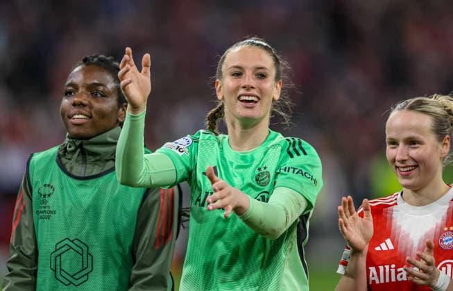 GER, München, Bayern München vs Manchester United, ManU Women s Champions League, Fussball, UEFA, Spielzeit 2025 2026, Allianz Arena, Viertelfinale, Rückspiel im Bild: Freude, Jubel, Emotionen nach dem Sieg von FC Bayern München gegen Manchester United nach 2:1 Toren, Ena Mahmutovic (Bayern München 32) DFB DFL REGULATIONS PROHIBIT ANY USE OF PHOTOGRAPHS AS IMAGE SEQUENCES AND OR QUASI-VIDEO, 01.04.2026 Copyright: HMBxMedia HendrikxHamelau