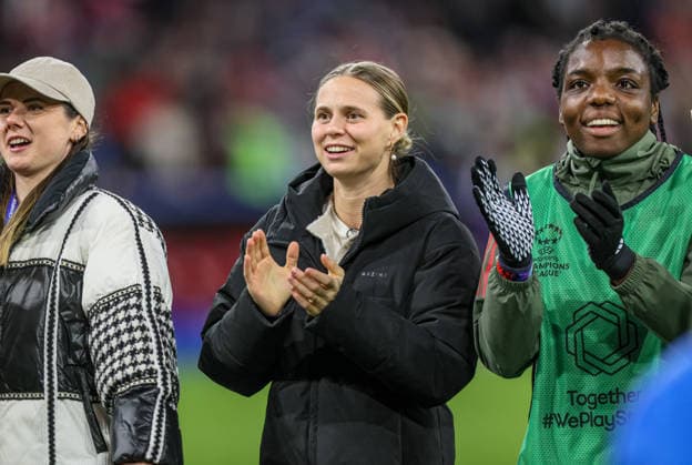GER, München, Bayern München vs Manchester United, ManU Women s Champions League, Fussball, UEFA, Spielzeit 2025 2026, Allianz Arena, Viertelfinale, Rückspiel im Bild: Freude, Jubel, Emotionen nach dem Sieg von FC Bayern München gegen Manchester United nach 2:1 Toren, Klara Bühl (Bayern München 17) DFB DFL REGULATIONS PROHIBIT ANY USE OF PHOTOGRAPHS AS IMAGE SEQUENCES AND OR QUASI-VIDEO, 01.04.2026 Copyright: HMBxMedia HendrikxHamelau