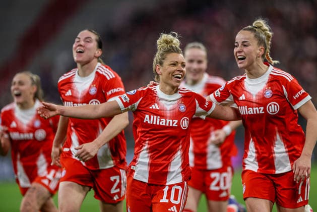 GER, München, Bayern München vs Manchester United, ManU Women s Champions League, Fussball, UEFA, Spielzeit 2025 2026, Allianz Arena, Viertelfinale, Rückspiel im Bild: Linda Dallmann (Bayern München 10) erzielt das Tor zum 2:1, Tor, Freude, Jubel und Emotion, goal scored, Giulia Gwinn (Bayern München 7) DFB DFL REGULATIONS PROHIBIT ANY USE OF PHOTOGRAPHS AS IMAGE SEQUENCES AND OR QUASI-VIDEO, 01.04.2026 Copyright: HMBxMedia HendrikxHamelau
