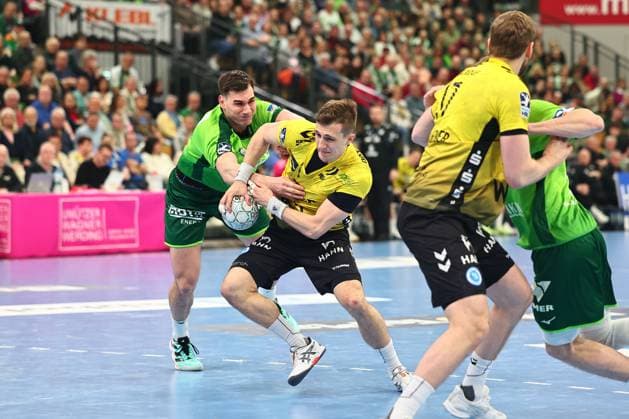 Josip Simic (HSG Wetzlar, 10) im Zweikampf mit Simone Mengon (TVB Stuttgart, 15) GER, HSG Wetzlar vs TVB Stuttgart, Handball, 1. Bundesliga, 27. Spieltag, Spielzeit 2025 2026, 02.04.2026 GER, HSG Wetzlar vs TVB Stuttgart, Handball, 1. Bundesliga, 27. Spieltag, Spielzeit 2025 2026, 02.04.2026 Wetzlar Copyright: xEibner-Pressefoto RenexWeissx EP_RWS