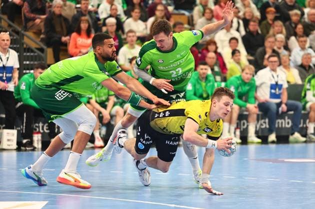 Simone Mengon (TVB Stuttgart, 15) im Zweikampf mit Philipp Ahouansou (HSG Wetzlar, 19, links) und Jona Schoch (HSG Wetzlar, 22) GER, HSG Wetzlar vs TVB Stuttgart, Handball, 1. Bundesliga, 27. Spieltag, Spielzeit 2025 2026, 02.04.2026 GER, HSG Wetzlar vs TVB Stuttgart, Handball, 1. Bundesliga, 27. Spieltag, Spielzeit 2025 2026, 02.04.2026 Wetzlar Copyright: xEibner-Pressefoto RenexWeissx EP_RWS