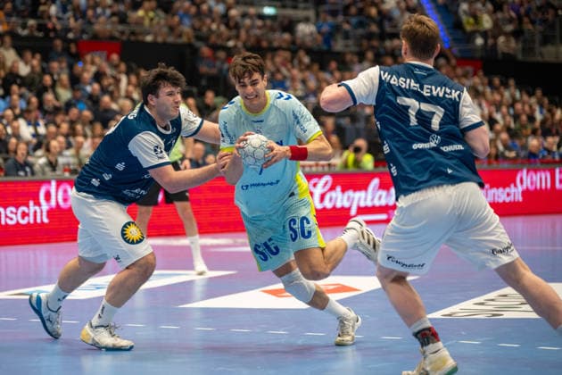 Zweikampf zwischen Aron Seesing (Bergischer HC 06, 49) und Julian Koester (VfL Gummersbach, 07). Dabei Johannes Wasielewski (Bergischer HC 06, 77). Bergischer HC vs. VfL Gummersbach, Handball, DAIKIN HBL, 27. Spieltag, Saison 2025 2026, 02.04.2026 Bergischer HC vs. VfL Gummersbach, Handball, DAIKIN HBL, 27. Spieltag, Saison 2025 2026, 02.04.2026 Duesseldorf Copyright: xEibner-Pressefoto ThomasxHaeslerx EP_THR