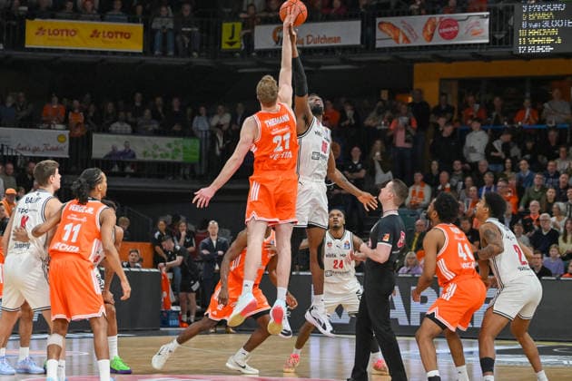 Ejiofor Onu (BMA365 Baskets Bamberg, 35) und Lars Thiemann (RASTA Vechta, 21) beim Jump RASTA Vechta vs. BMA365 Baskets Bamberg, easyCredit Basketball Bundesliga, 27. Spieltag, Saison 2025 2026, 02.04.2026, RASTA Vechta vs. BMA365 Baskets Bamberg, easyCredit Basketball Bundesliga, 27. Spieltag, Saison 2025 2026, 02.04.2026 Vechta Copyright: xEibner-Pressefoto RobertxGertzenx EP_RGN