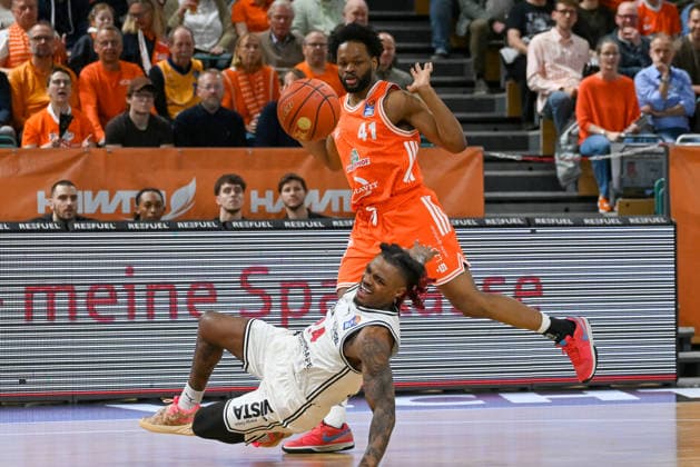 Cobe Williams (BMA365 Baskets Bamberg, 24) am Ball gegen Lloyd Pandi (RASTA Vechta, 41) RASTA Vechta vs. BMA365 Baskets Bamberg, easyCredit Basketball Bundesliga, 27. Spieltag, Saison 2025 2026, 02.04.2026, RASTA Vechta vs. BMA365 Baskets Bamberg, easyCredit Basketball Bundesliga, 27. Spieltag, Saison 2025 2026, 02.04.2026 Vechta Copyright: xEibner-Pressefoto RobertxGertzenx EP_RGN