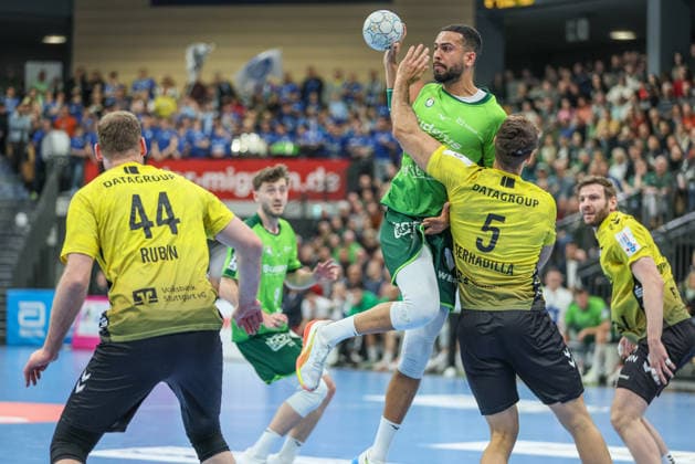 GER, Wetzlar, HSG Wetzlar vs TVB 1898 Stuttgart, Daikin Handball-Bundesliga, Handball, HBL, Spielzeit 2025 2026, Buderus Arena Wetzlar, 27. Spieltag im Bild v.l.: Philipp Ahouansou (HSG Wetzlar 19), Antonio Serradilla (TVB Stuttgart 5) DFB DFL REGULATIONS PROHIBIT ANY USE OF PHOTOGRAPHS AS IMAGE SEQUENCES AND OR QUASI-VIDEO, 02.04.2026 Copyright: HMBxMedia HendrikxHamelau