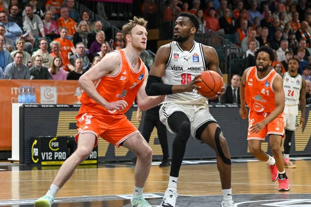 Ejiofor Onu (BMA365 Baskets Bamberg, 35) und Lars Thiemann (RASTA Vechta, 21) RASTA Vechta vs. BMA365 Baskets Bamberg, easyCredit Basketball Bundesliga, 27. Spieltag, Saison 2025 2026, 02.04.2026, RASTA Vechta vs. BMA365 Baskets Bamberg, easyCredit Basketball Bundesliga, 27. Spieltag, Saison 2025 2026, 02.04.2026 Vechta Copyright: xEibner-Pressefoto RobertxGertzenx EP_RGN
