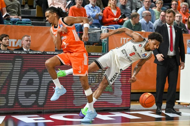 Demarcus Demonia (BMA365 Baskets Bamberg, 08) im Duell mit Alonzo Verge jr. (RASTA Vechta, 11) RASTA Vechta vs. BMA365 Baskets Bamberg, easyCredit Basketball Bundesliga, 27. Spieltag, Saison 2025 2026, 02.04.2026, RASTA Vechta vs. BMA365 Baskets Bamberg, easyCredit Basketball Bundesliga, 27. Spieltag, Saison 2025 2026, 02.04.2026 Vechta Copyright: xEibner-Pressefoto RobertxGertzenx EP_RGN