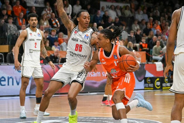 Alonzo Verge jr. (RASTA Vechta, 11) gegen Austin Crowley (BMA365 Baskets Bamberg, 85) RASTA Vechta vs. BMA365 Baskets Bamberg, easyCredit Basketball Bundesliga, 27. Spieltag, Saison 2025 2026, 02.04.2026, RASTA Vechta vs. BMA365 Baskets Bamberg, easyCredit Basketball Bundesliga, 27. Spieltag, Saison 2025 2026, 02.04.2026 Vechta Copyright: xEibner-Pressefoto RobertxGertzenx EP_RGN