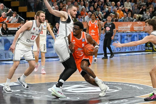 TJ Bamba (RASTA Vechta, 05) gegen Daniel Keppeler (BMA365 Baskets Bamberg, 31) RASTA Vechta vs. BMA365 Baskets Bamberg, easyCredit Basketball Bundesliga, 27. Spieltag, Saison 2025 2026, 02.04.2026, RASTA Vechta vs. BMA365 Baskets Bamberg, easyCredit Basketball Bundesliga, 27. Spieltag, Saison 2025 2026, 02.04.2026 Vechta Copyright: xEibner-Pressefoto RobertxGertzenx EP_RGN