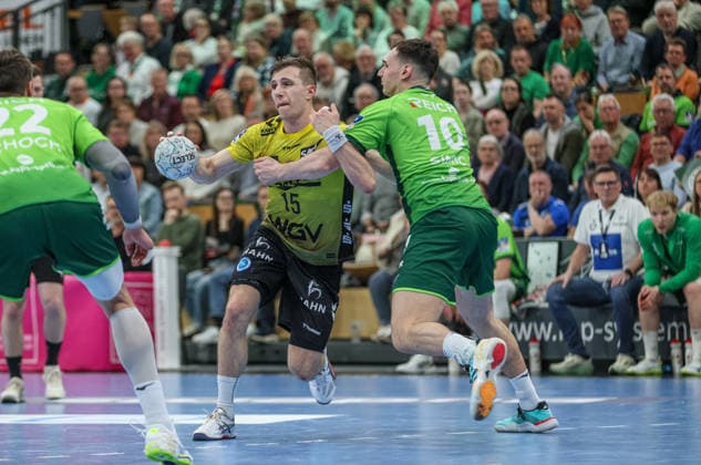 GER, Wetzlar, HSG Wetzlar vs TVB 1898 Stuttgart, Daikin Handball-Bundesliga, Handball, HBL, Spielzeit 2025 2026, Buderus Arena Wetzlar, 27. Spieltag im Bild v.l.: Simone Mengon (TVB Stuttgart 15), Josip Simic (HSG Wetzlar 10) DFB DFL REGULATIONS PROHIBIT ANY USE OF PHOTOGRAPHS AS IMAGE SEQUENCES AND OR QUASI-VIDEO, 02.04.2026 Copyright: HMBxMedia HendrikxHamelau