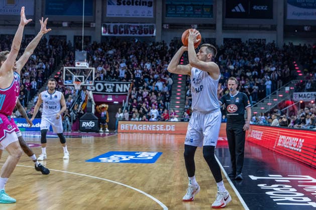Ryan Mikesell (MLP Academics Heidelberg, 33) kommt frei zum Wurf Telekom Baskets Bonn vs. MLP Academics Heidelberg, Basketball, easy Credit BBL, 27. Spieltag, 2025 2026, 02.04.2026 Telekom Baskets Bonn vs. MLP Academics Heidelberg, Basketball, easy Credit BBL, 27. Spieltag, 2025 2026, 02.04.2026 Bonn Copyright: xEibner-Pressefoto GerhardxWingenderx EP_GWR