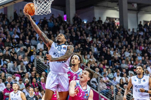 Michael Weathers (MLP Academics Heidelberg, 20) allein am Korb, Osun Osunniyi (MLP Academics Heidelberg, 12), Grayson Murphy (Telekom Baskets Bonn, 07) und Michael Kessens (Telekom Baskets Bonn, 06) schauen zu Telekom Baskets Bonn vs. MLP Academics Heidelberg, Basketball, easy Credit BBL, 27. Spieltag, 2025 2026, 02.04.2026 Telekom Baskets Bonn vs. MLP Academics Heidelberg, Basketball, easy Credit BBL, 27. Spieltag, 2025 2026, 02.04.2026 Bonn Copyright: xEibner-Pressefoto GerhardxWingenderx EP_GWR