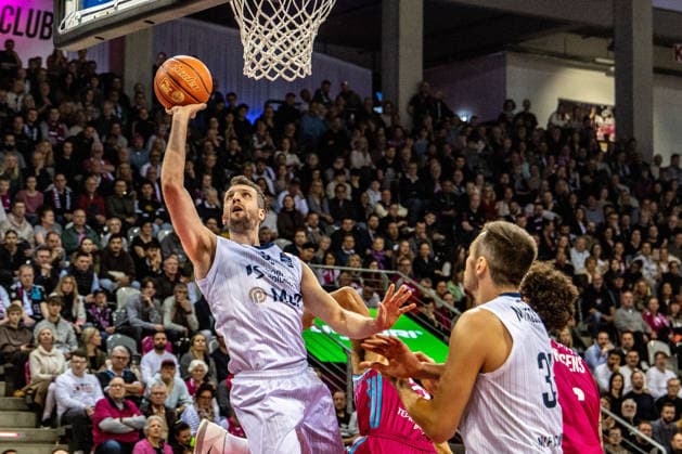Dominic Vengert (MLP Academics Heidelberg, 08) frei am Korb, Ryan Mikesell (MLP Academics Heidelberg, 33) schaut zu Telekom Baskets Bonn vs. MLP Academics Heidelberg, Basketball, easy Credit BBL, 27. Spieltag, 2025 2026, 02.04.2026 Telekom Baskets Bonn vs. MLP Academics Heidelberg, Basketball, easy Credit BBL, 27. Spieltag, 2025 2026, 02.04.2026 Bonn Copyright: xEibner-Pressefoto GerhardxWingenderx EP_GWR