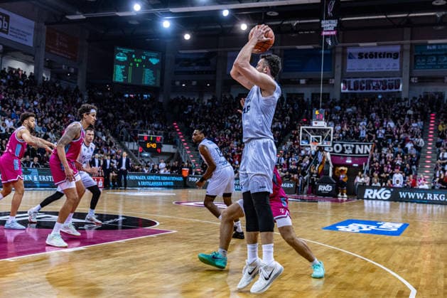 Paul Zipser (MLP Academics Heidelberg, 09) kommt frei zum Wurf vs Michael Kessens (Telekom Baskets Bonn, 06), Alijah Comithier (Telekom Baskets Bonn, 02) Telekom Baskets Bonn vs. MLP Academics Heidelberg, Basketball, easy Credit BBL, 27. Spieltag, 2025 2026, 02.04.2026 Telekom Baskets Bonn vs. MLP Academics Heidelberg, Basketball, easy Credit BBL, 27. Spieltag, 2025 2026, 02.04.2026 Bonn Copyright: xEibner-Pressefoto GerhardxWingenderx EP_GWR