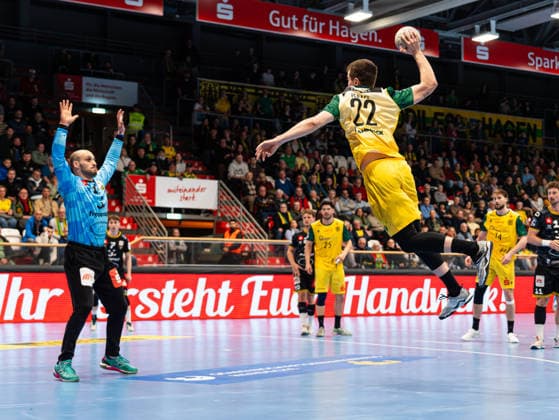Benedikt Israel (VfL Eintracht Hagen, 22) beim Torwurf gegen Pau Guitart Alguacil (HSG Krefeld Niederrhein, 12) VfL Eintracht Hagen vs. HSG Krefeld Niederrhein, Handball, 2. Bundesliga, 26. Spieltag, Saison 2025 2026, 02.04.2026 VfL Eintracht Hagen vs. HSG Krefeld Niederrhein, Handball, 2. Bundesliga, 26. Spieltag, Saison 2025 2026, 02.04.2026 Hagen Copyright: xEibner-Pressefoto Kruczynskix EP_DKI