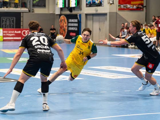 Linus Kutz (VfL Eintracht Hagen, 34) im Dribbling gegen Lukas Siegler (HSG Krefeld Niederrhein, 20) und Niklas Ingenpass (HSG Krefeld Niederrhein, 55) VfL Eintracht Hagen vs. HSG Krefeld Niederrhein, Handball, 2. Bundesliga, 26. Spieltag, Saison 2025 2026, 02.04.2026 VfL Eintracht Hagen vs. HSG Krefeld Niederrhein, Handball, 2. Bundesliga, 26. Spieltag, Saison 2025 2026, 02.04.2026 Hagen Copyright: xEibner-Pressefoto Kruczynskix EP_DKI