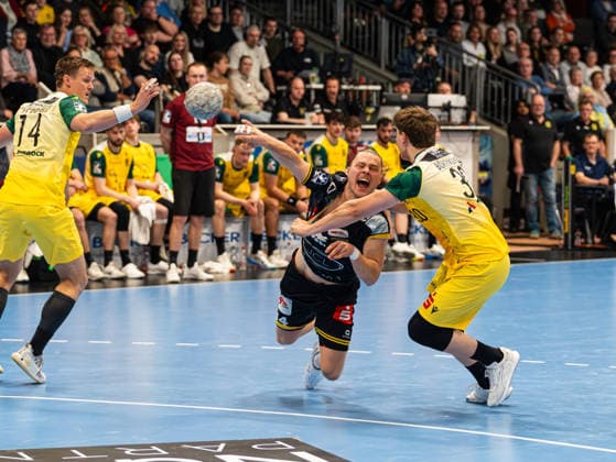 Joern Persson (HSG Krefeld Niederrhein, 34) wird beim Torwurf von Sven Brockmeyer (VfL Eintracht Hagen, 33) gefoult VfL Eintracht Hagen vs. HSG Krefeld Niederrhein, Handball, 2. Bundesliga, 26. Spieltag, Saison 2025 2026, 02.04.2026 VfL Eintracht Hagen vs. HSG Krefeld Niederrhein, Handball, 2. Bundesliga, 26. Spieltag, Saison 2025 2026, 02.04.2026 Hagen Copyright: xEibner-Pressefoto Kruczynskix EP_DKI