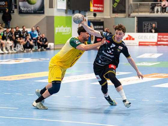 Marvin Kix (HSG Krefeld Niederrhein, 07) im Zweikampf gegen Philip Jungemann (VfL Eintracht Hagen, 25) VfL Eintracht Hagen vs. HSG Krefeld Niederrhein, Handball, 2. Bundesliga, 26. Spieltag, Saison 2025 2026, 02.04.2026 VfL Eintracht Hagen vs. HSG Krefeld Niederrhein, Handball, 2. Bundesliga, 26. Spieltag, Saison 2025 2026, 02.04.2026 Hagen Copyright: xEibner-Pressefoto Kruczynskix EP_DKI