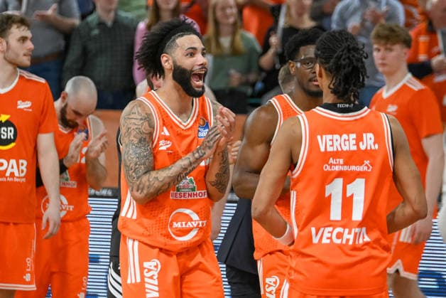 Tevin Brown (RASTA Vechta, 10) jubelt ueber den Sieg RASTA Vechta vs. BMA365 Baskets Bamberg, easyCredit Basketball Bundesliga, 27. Spieltag, Saison 2025 2026, 02.04.2026, RASTA Vechta vs. BMA365 Baskets Bamberg, easyCredit Basketball Bundesliga, 27. Spieltag, Saison 2025 2026, 02.04.2026 Vechta Copyright: xEibner-Pressefoto RobertxGertzenx EP_RGN