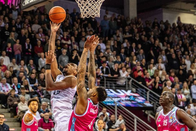 DJ Damariae Horne (MLP Academics Heidelberg, 00) vs Jeff Garrett Jr. (Telekom Baskets Bonn, 04), Kur Jongkuch (Telekom Baskets Bonn, 15) Telekom Baskets Bonn vs. MLP Academics Heidelberg, Basketball, easy Credit BBL, 27. Spieltag, 2025 2026, 02.04.2026 Telekom Baskets Bonn vs. MLP Academics Heidelberg, Basketball, easy Credit BBL, 27. Spieltag, 2025 2026, 02.04.2026 Bonn Copyright: xEibner-Pressefoto GerhardxWingenderx EP_GWR